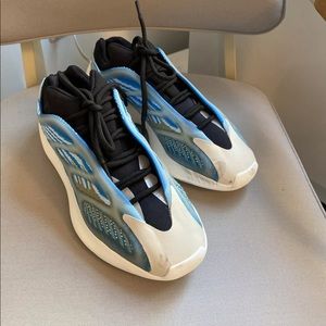 yeezy 700 v3 arzareth size 9 Pre-owned